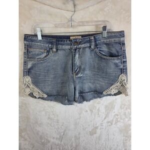 Lost Women Medium Wash Crochet Lace Trim Denim Cut-Off Shorts Size 32 LS131084